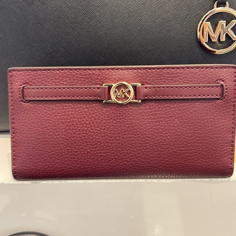 Michael Kors Reed Large Bifold Pebbled Leather Snap Wallet Card Case 
Oxblood